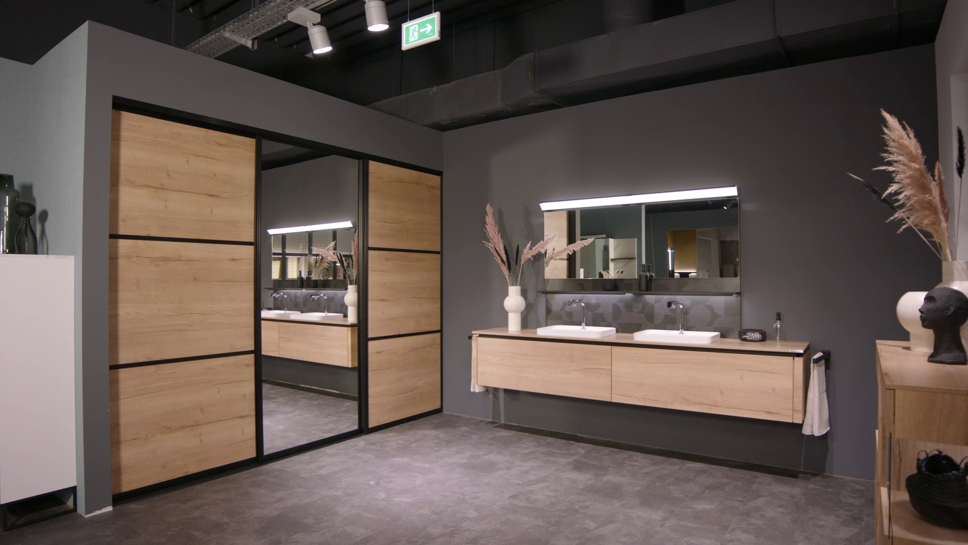 03_36_Waschtischschraenke+Steckbord+Spiegel.mp4