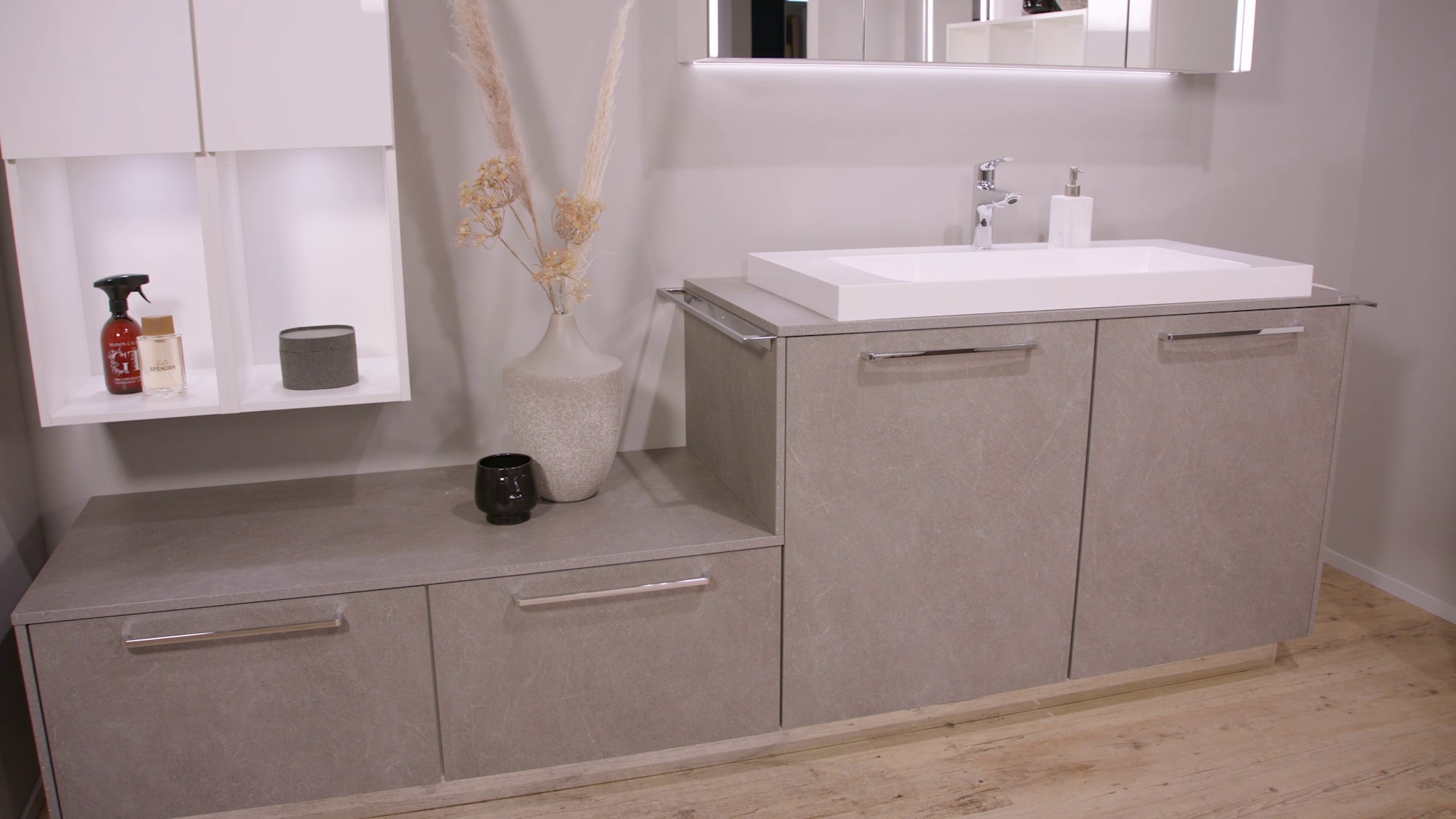 03_43_Front_Stoneart_Basalt_Taupegrau.mp4