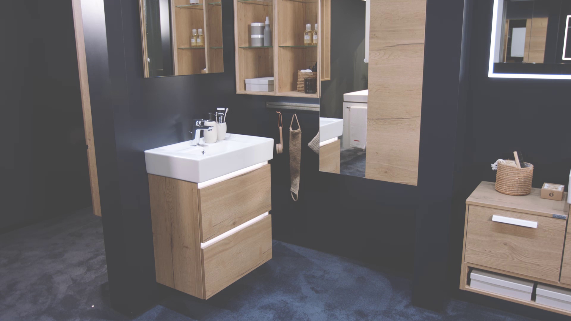 03_52_Hausmesse_2023_Wandschrank_mit_Spiegeltuer.mp4