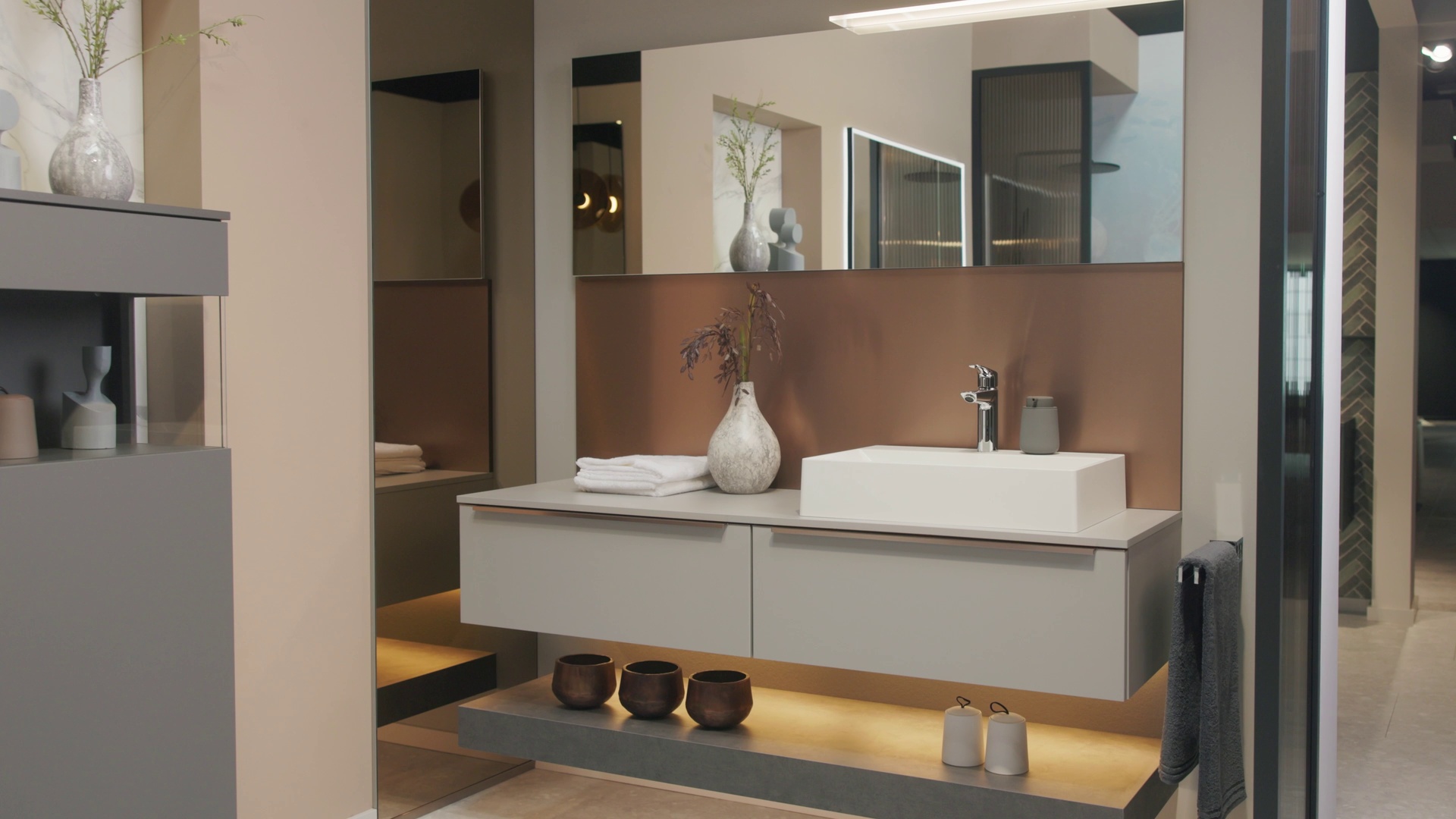 04_09_Hausmesse_2024_Aufsatzleuchte_Peonia.mp4