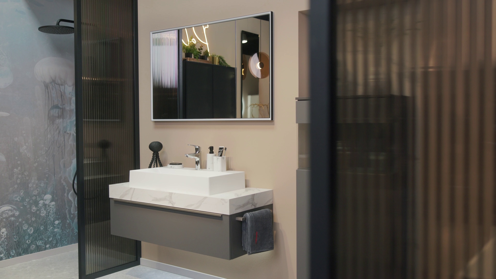 04_10_Hausmesse_2024_Spiegelschrank_Push_to_open.mp4