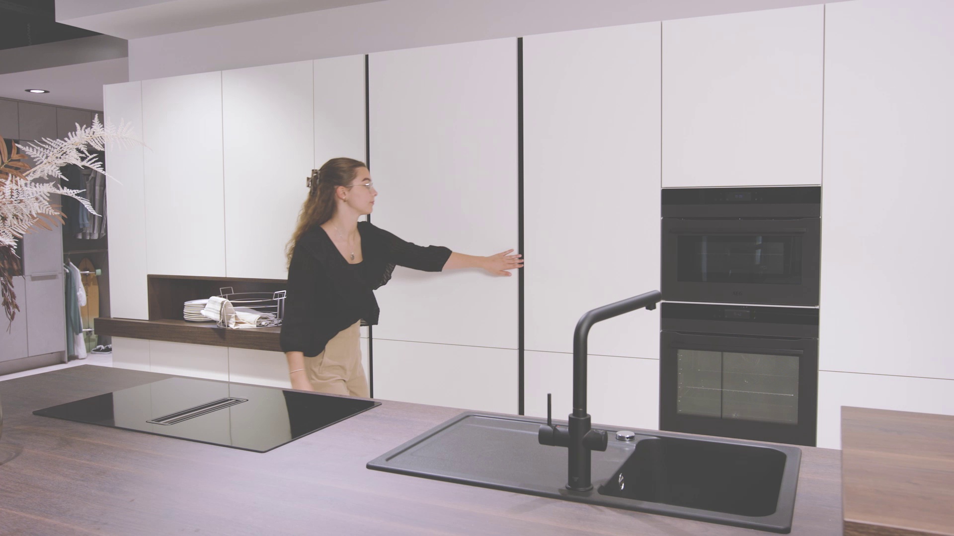 01_03-_Hausmesse_2023_70er-Kuehlschrank.mp4