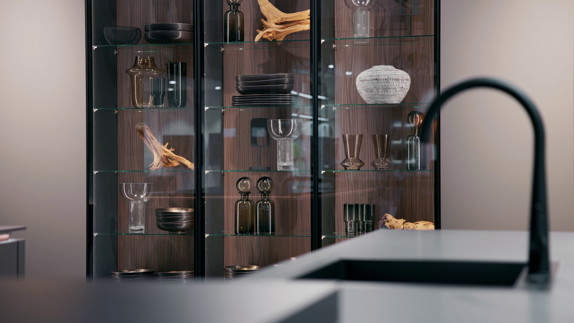 01_01_Hausmesse_2025_Alu_Glasrahmentuer_Air.mp4